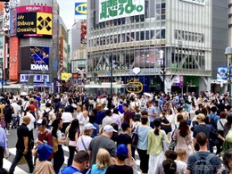 インバウンドの光と影、2025年は訪日客初の4000万人超、消費額9兆5000億円［新聞ウォッチ］