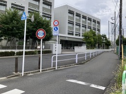 狭い道！ 制限1.3m、通れる車がなくなった都市計画？…東京都世田谷区 画像