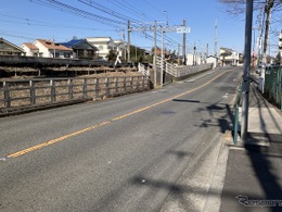 おそらく水路跡、制限高さ1.8mの低いガード…京王線・平山城址公園～長沼間