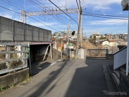 制限1.7mの低いガード、話題の新型車は通れるのか？…京王線・つつじヶ丘