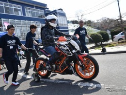 障がい者のバイク運転を支援、SSPが「パラモトライダー体験走行会」を開催