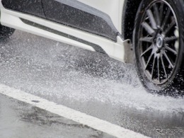 濡れた路面で「ヒヤッ」とする前に…梅雨時期はタイヤの残溝と空気圧をチェックして安全運転を