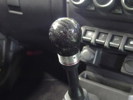 ジムニーなど、スズキの5MT車をスパルタンに演出できる… HKS「カーボンシフトノブ」発売
