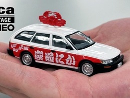 まさか！？　かにのオブジェが屋根上に…かに道楽営業車『カローラ バン』が大人のトミカに…世界に1台の実車を1/64で再現