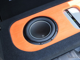 後方のサブウーファーの音を「フロントスピーカー」の音と一体化！［低音を制する者はカーオーディオを制す］