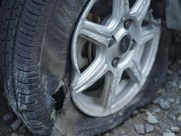 真夏の高速道路走行、タイヤ「バースト」要注意！…愛車のタイヤ点検いつしましたか？　タイヤトラブルが増加 画像