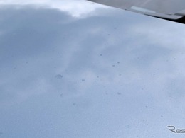 洗車を少しサボったら「白いウロコ汚れ」「黒い筋」などが残る…車の水アカを落とす正しい方法とは？　デメリットと注意点を知る