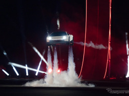 テスラが本当の「空飛ぶクルマ」を作った、ロケット推進の新型『ロードスター』発表