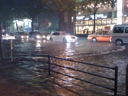 突然の豪雨から「愛車を守る」対策が必要…保管場所や運転、冠水時について 画像
