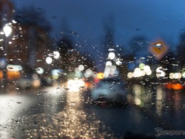 雨天走行時、フロントガラスの「視界不良」は油膜が原因