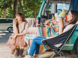 女性同士のカフェタイムを楽しめる装備が充実したカーシェア…アルパイン 画像