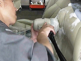 濡らしすぎず乾燥が早い「車内シート・内装洗浄システム」の提案…フォンシュレーダージャパン 画像