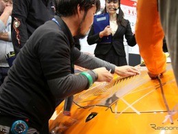 【東京オートサロン2017】わずか10分でランボルギーニのボンネットをエンボス加工のような仕上がりに 画像