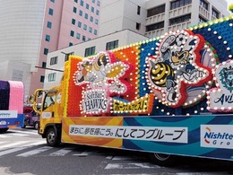 福岡の春祭り「博多どんたく」に花自動車が彩り　5月2-4日