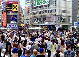 インバウンドの光と影、2025年は訪日客初の4000万人超、消費額9兆5000億円［新聞ウォッチ］ 画像