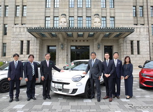 フィアット600e、京都市公用車に寄納…日伊国交160周年と姉妹都市60周年を記念した特別デザイン 画像