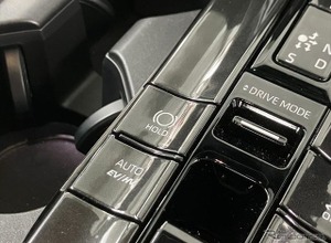トヨタ『クラウン』のブレーキホールド機能を自動でオン/オフ、「ブレーキホールドジャンパー」が適合…ブリッツ 画像