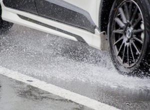濡れた路面で「ヒヤッ」とする前に…梅雨時期はタイヤの残溝と空気圧をチェックして安全運転を 画像