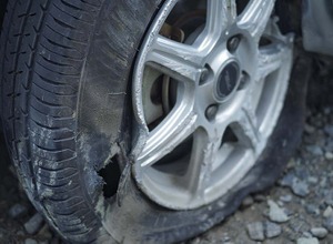 真夏の高速道路走行、タイヤ「バースト」要注意！…愛車のタイヤ点検いつしましたか？　タイヤトラブルが増加 画像
