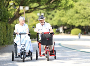 【超高齢化社会】お年寄りとの車移動に便利な“電動折りたたみタウンカート” 画像
