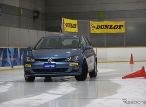 【ダンロップ ウィンターマックス02】スケートリンクで試乗走行…旧モデルと氷上比較 画像
