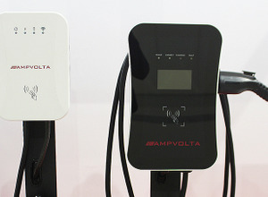アンプボルタジャパン、8万円の手頃価格で1時間40kｍ走行分の充電が可能な「EV充電器」…【AA東北2023】 画像