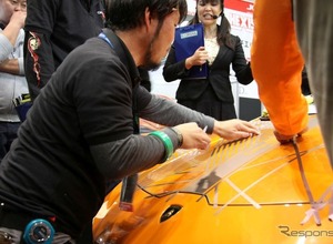 【東京オートサロン2017】わずか10分でランボルギーニのボンネットをエンボス加工のような仕上がりに 画像