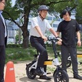 電動サイクルを試乗する和歌山市の尾花市長