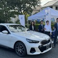 BMWブースには女性がたくさん集まっていたが、カメラを向けたらとたんに隠れてしまった。