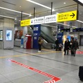 ［新大阪駅設置個所、経路案内］案内板の地下鉄御堂筋線への誘導にしたがう