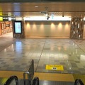 ［新大阪駅設置個所、経路案内］エスカレーターで降りると目の前に店舗（現在改装工事中）