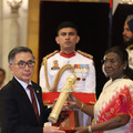 スズキ前相談役の鈴木修氏がインド国家勲章「パドマ・ビブシャン」受章。代理で鈴木俊宏社長が受け取る