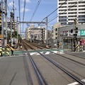八丁畷から川崎へ登って行く途中に低いガードはある。手前の踏切は旧東海道