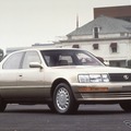 レクサスLS400（1989年）。ボンネットの上にシャンペンタワーを積みあけてエンジンを始動し、回転を上昇させるテレビCMが放映された