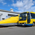 ドクターイエローと「幸せの黄色いバス」（写真は実車）