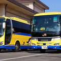 黄色い高速バスと乗務員訓練車（写真は実車）