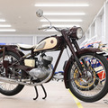 ヤマハ初の市販車となった『YA-1』（1955）。そのスリムさと車体色から「赤とんぼ」の愛称で親しまれた