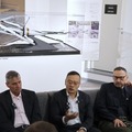 GACのデザイン・アウォード作品展示室。中央はデザイン担当副社長のファン・ツァン、右はミラノ・センター長のステファン・ジャナン