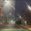 （左）油膜がガラスに残ったままの視界、（右）キイロビンで油膜を除去した視界