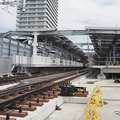 ホーム南端。向かって左のホームが新宿線下り線
