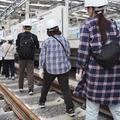 施設見学会レールウォーク。新宿線下り線（画面左奥が所沢方面）