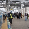 施設見学会レールウォーク。新宿線下り線ホーム（奥が所沢方面）
