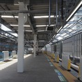 新宿線下り線ホーム（奥が西武新宿方面）