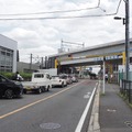 久米川第2号踏切・府中街道。画面右手前が東村山駅