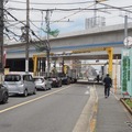 久米川第2号踏切・府中街道。画面左奥が東村山駅