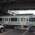 久米川第2号踏切・鷹の道。左手の東村山駅から出発する、国分寺線に入線したばかりの8000系電車