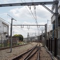 久米川第2号踏切・鷹の道から撮影。写真奥が西武新宿方面、背後が東村山駅