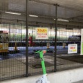 スケボー見たら110番してください。手前は放置されたレンタル電動キックボード
