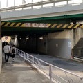 総武線・千駄ケ谷～代々木間の八幡前ガード。頭上は千駄ケ谷駅ホーム