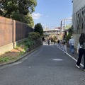 奥が八幡前ガード（総武線・千駄ケ谷～代々木間）、写真左手は新宿御苑